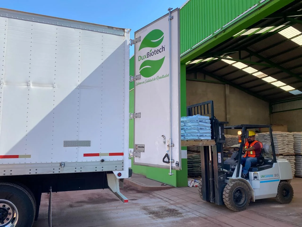 Personal de DuxBiotech revisando productos y cultivos bajo estándares de calidad.