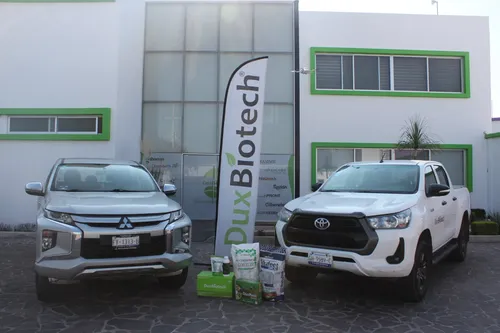 Unidades de trabajo y productos DuxBiotech frente a las instalaciones de la empresa.