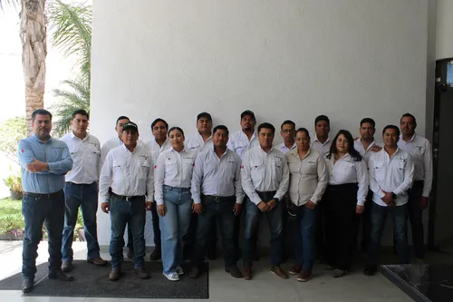 Equipo de DuxBiotech reunido en instalaciones corporativas.